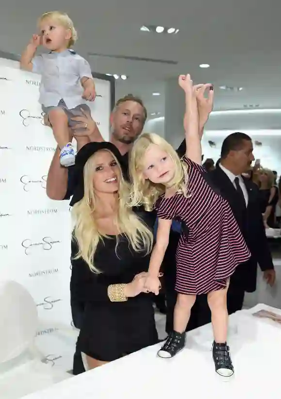 Jessica Simpson y Eric Johnson con sus dos hijos