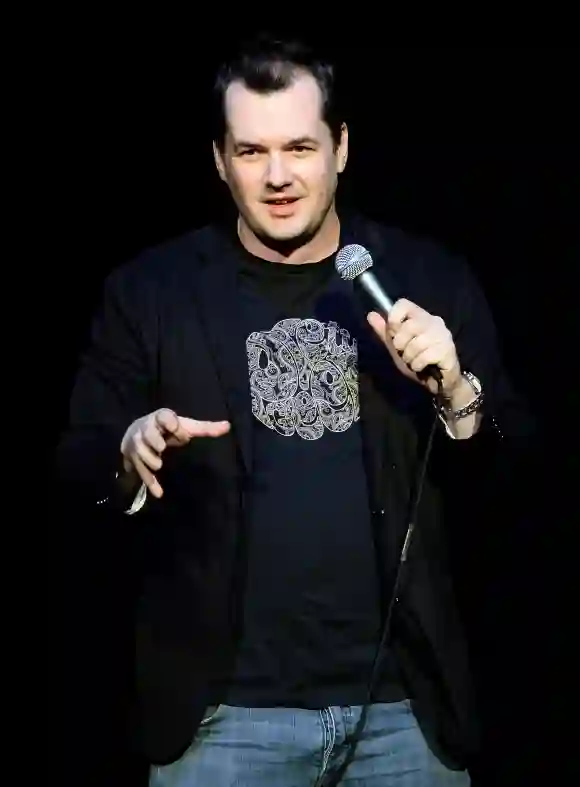 Jim Jefferies realiza su rutina de stand-up durante su gira Day Streaming.