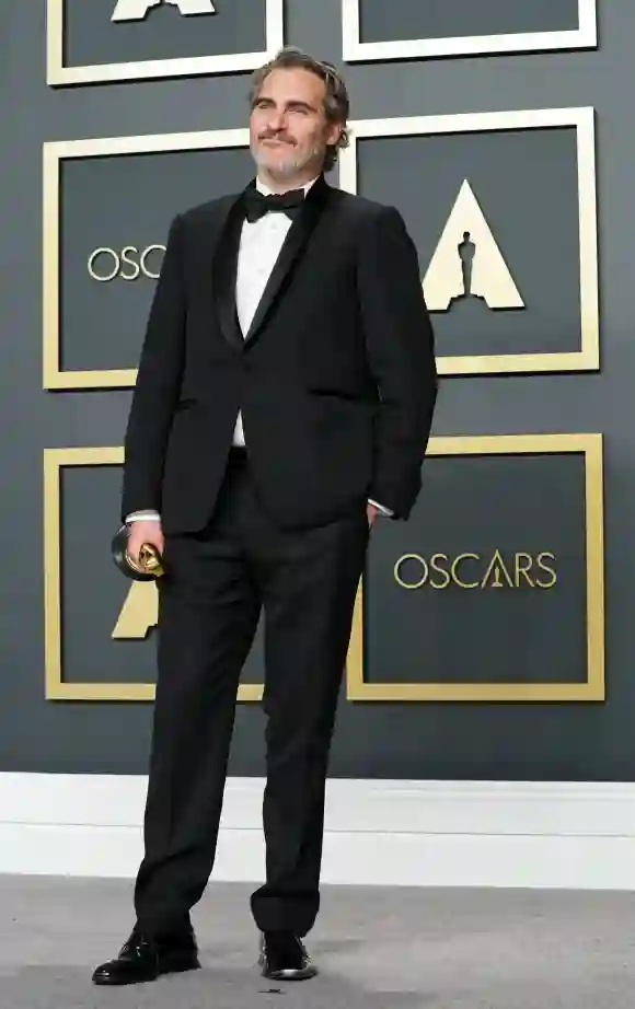 Joaquin Phoenix posa en la sala de prensa de los Oscar 2020 con el trofeo al Mejor Actor para Joker.