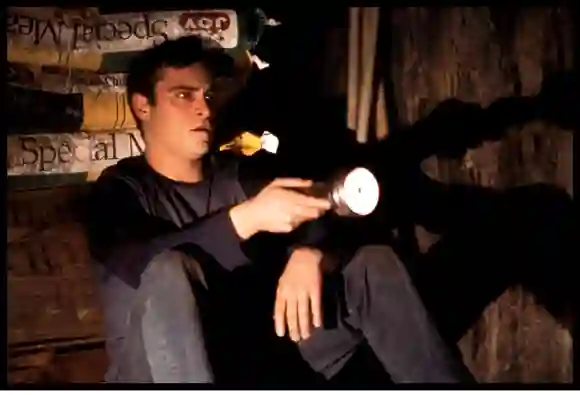 Joaquin Phoenix como "Merrill Hess" en Signs, director M. Night Shyamalan, 2002.