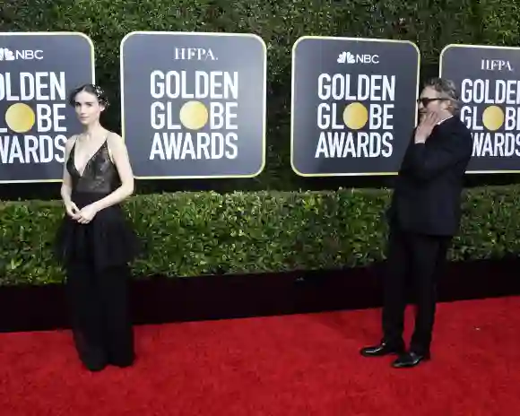 Rooney Mara y Joaquin Phoenix aparecen en la alfombra roja en los Premios Globo de Oro 2020.