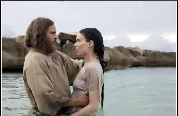 Joaquin Phoenix y Rooney Mara aparecen en la película Mary Magdalene en 2018.