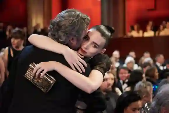 Joaquin Phoenix y Rooney Mara se abrazan en los Oscar de 2020 después de que Phoenix ganara al Mejor Actor por 'Joker'.