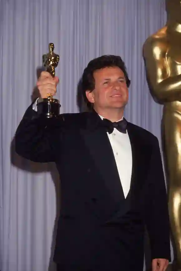 Joe Pesci sosteniendo su premio por 'Goodfellas' durante los Óscares en 1991.