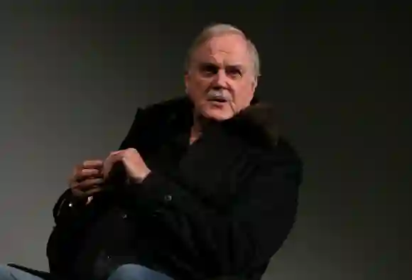 John Cleese qualifie de "stupide" le streamer britannique qui a retiré l'épisode controversé de "Fawlty Towers".