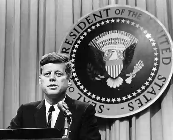 John F. Kennedy fue el 35º Presidente de los EE.UU. Fue asesinado a tiros