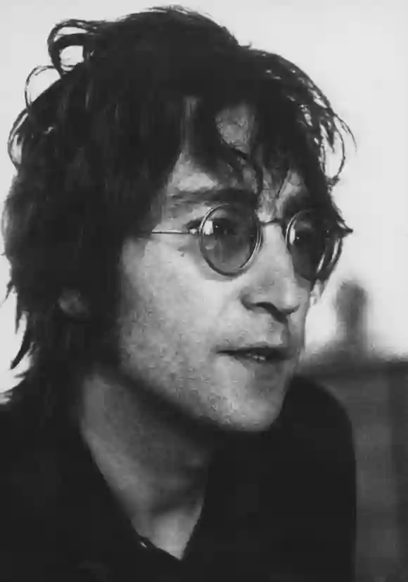 El cantante, músico y compositor John Lennon (1940 - 1980), hacia 1970.