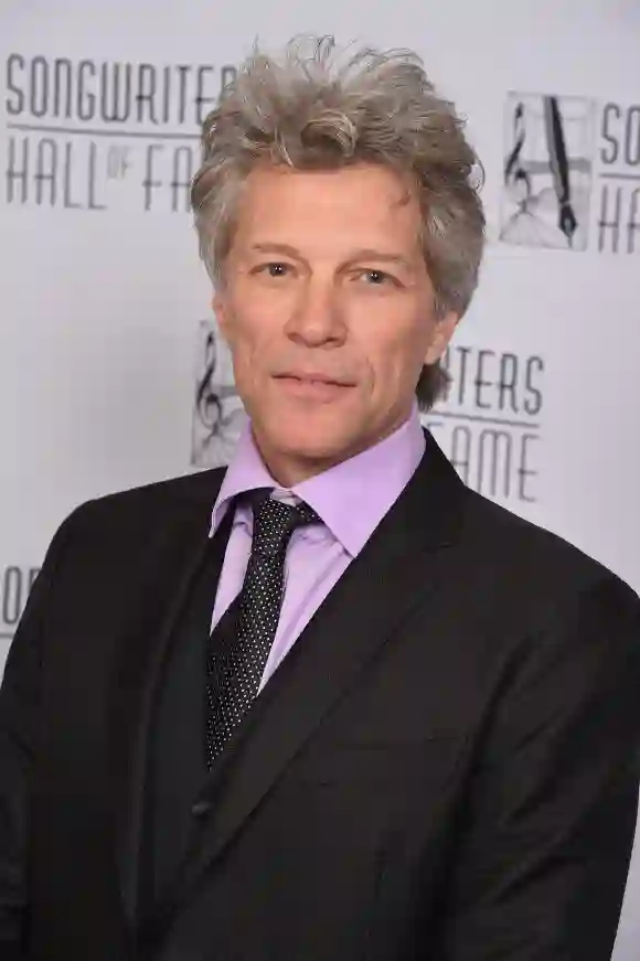Jon Bon Jovi posa en el backstage de la 48.ª inducción y premios anuales del Salón de la Fama de los Compositores.