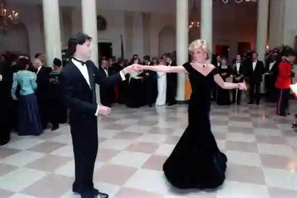 Diana, Princess of Wales dances with actor John Travolta during a White House Gala Dinner 1985