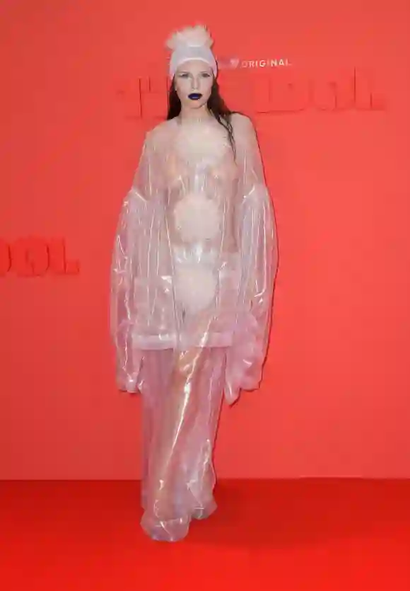 julia fox clown en plastique à cannes