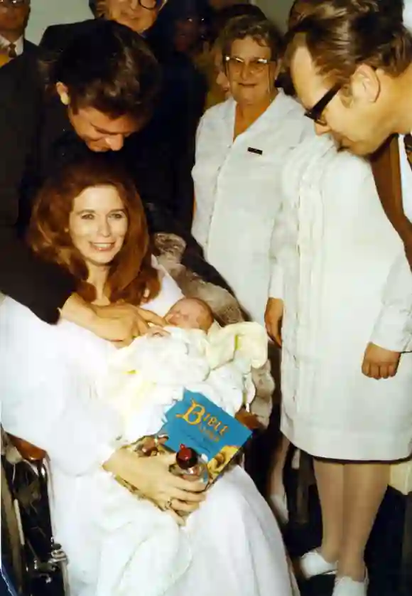 JUNE CARTER CASH ET SON MARI JOHNNY CASH AVEC LEUR NOUVEAU BÉBÉ.