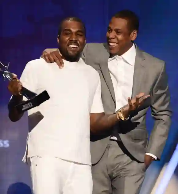 Kanye West y Jay-Z aceptan el premio al mejor grupo en el escenario durante los BET Awards 2012