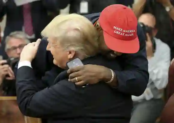 Kanye West porte un chapeau MAGA pour soutenir Trump : "Ça me rappelle ce que je ressentais en tant que Noir avant d'être célèbre"