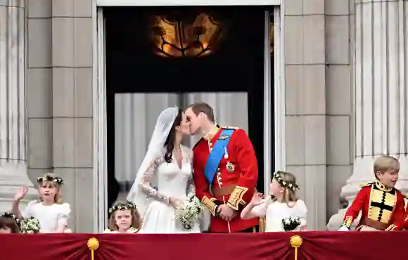 Kate Middleton et le Prince William s'embrassent à l'occasion d'un mariage romantique