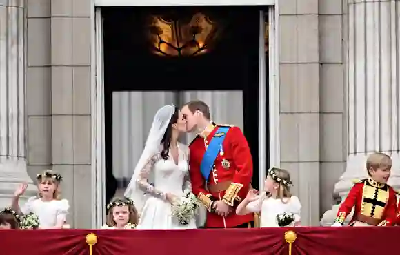 El romántico beso de boda de Kate Middleton y el príncipe Guillermo