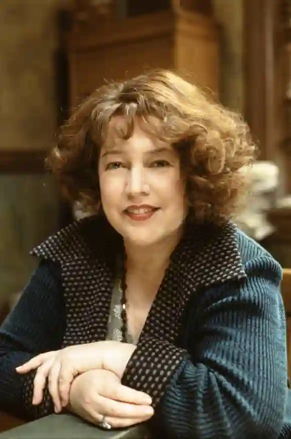 Kathy Bates in 'Annie' (1999)