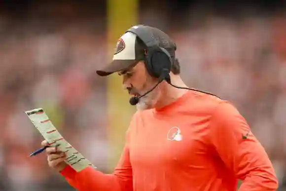 LAS VEGAS, NV - SEPTEMBER 29: Cleveland Browns Kevin Stefanski calls a play during a NFL, American Football Herren, USA