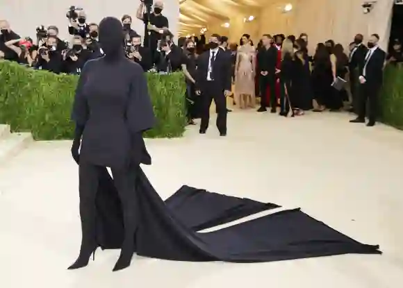 Oh pero hay más, y quién más ganaría el trono de notoriedad en la Met Gala que la mismísima Kim Kardashian, quien realizó un experimento social por el cual fue altamente criticada. Según Kim, era tan famosa en el mundo de la fama que podía asistir cubriendo su cuerpo y rostro y aún así sería reconocida. Sí, tuvo razón, pero ¿a qué costo? Pues ahora ha dejado de ser invitada a la Met Gala.