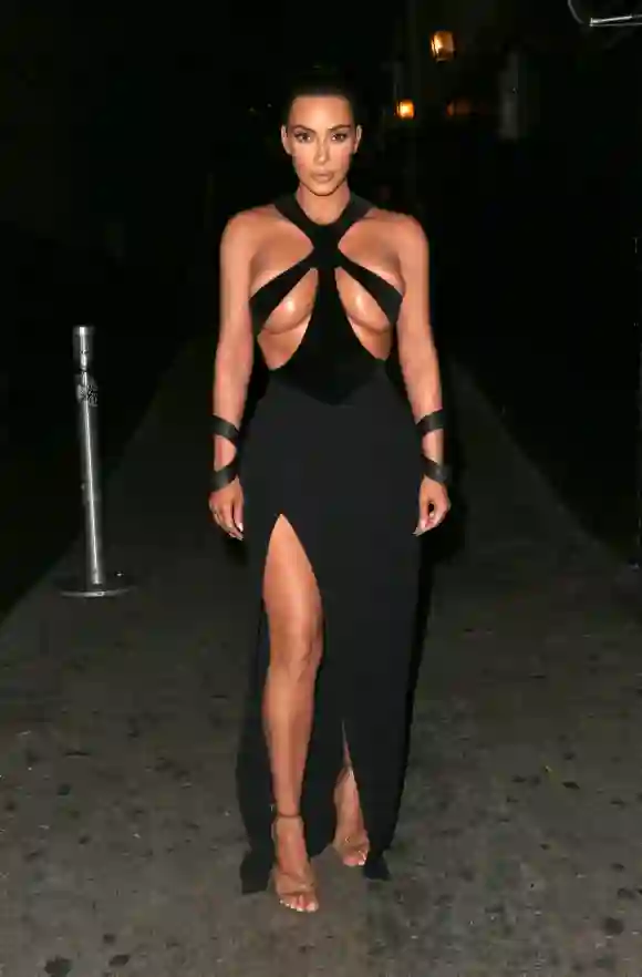 Before that, in 2019, during a beauty event in Hollywood, Kim decided to go to the daring extreme and wear a dress with a cut on the leg, and incidentally just a little bit of the chest, to show a bit of her eccentricity, but just a little bit, she shouldn't overdo it either, right? - We can only imagine how comfortable it must have been to wear whatever this is.