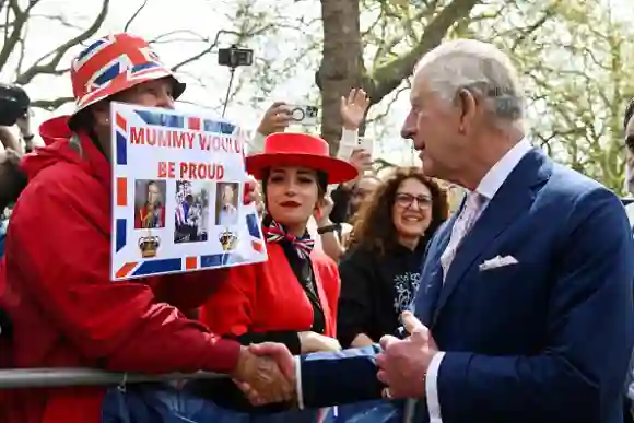 Le roi Charles salue les visiteurs sur le centre commercial avant le jour du couronnement