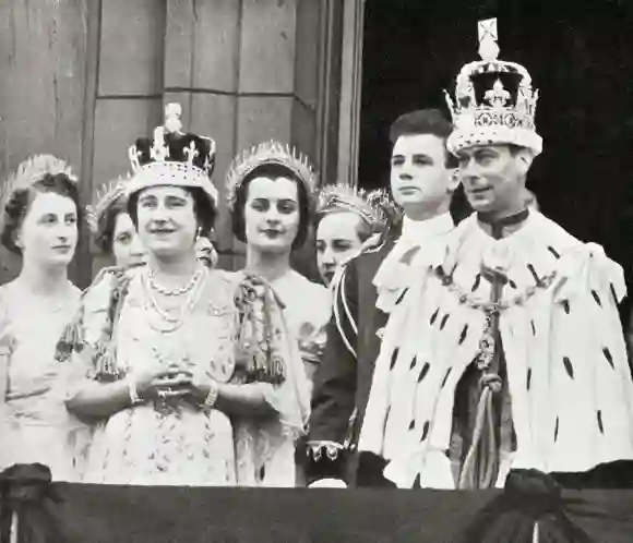 El Rey Jorge VI el Día de su Coronación en 1937 con su familia. La Reina Isabel la Reina Madre, la Reina Isabel II.