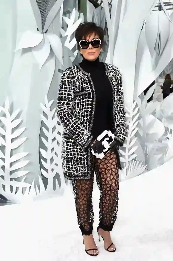 Cuando uno piensa en Dolce y Gabbana uno piensa en ropa de calidad, elegante y cómoda. Ninguna de estas características se cumplieron con los horrendos pantalones y suéter que tenía puesto Kris Jenner en el 2015. Por lo menos la camisa ayudaba a nivelar la vista.