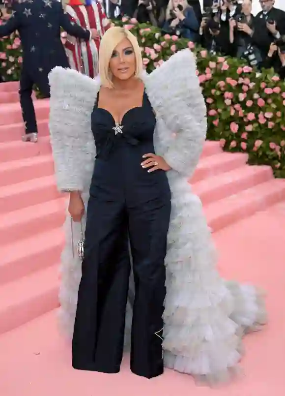 The Met Gala is one of the most important events in the world of fame, so much so that it is necessary to be invited to participate and be able to show the design that you like the most to promote fashion. To this end, many have shown up with peculiar outfits, but of course, Kris found an outfit that would rather belong to the fairy godmother in 'Shrek', and that's being nice.