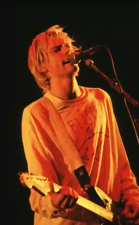 Le chanteur Kurt Cobain, leader du groupe Nirvana, lors d'un concert à Paris.