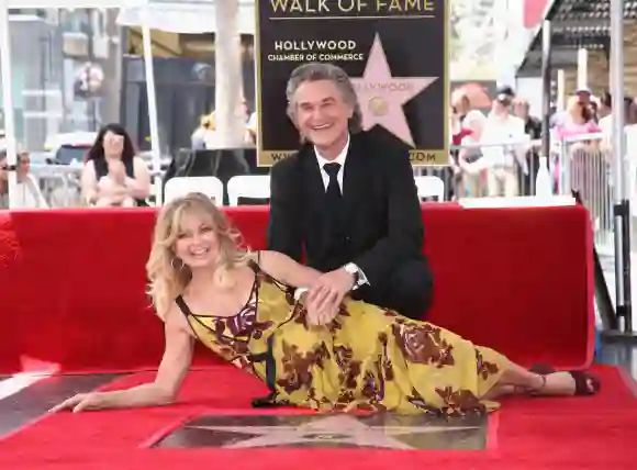 Goldie Hawn y Kurt Russell son homenajeados con una estrella en el Paseo de la Fama de Hollywood el 4 de mayo de 2017 en Hollywood, California