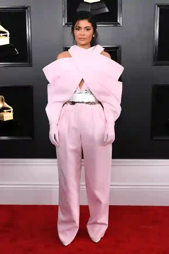 Ahora en los Grammy en el 2019, Kylie intentó ser creativa de nuevo, en este caso utilizando los muy elegantes guantes de vestir, sólo que parece que excedió el tamaño y forma de los mismos. Al hacer unos guantes enormes que servían como parte superior de su conjunto, reducía su movilidad, creaba dobleces incómodos y quitaba por completo la forma de su figura.