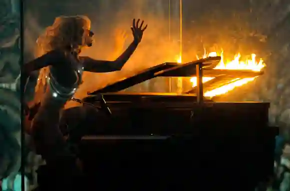 Uno de los escenarios más emocionantes en el mundo de la música fue el concierto que dio Gaga en el 2009 para los American Music Awards, en el cual prendió fuego al piano en el que estaba tocando. Agrega a la fórmula el traje típico de Gaga y el ambiente oscuro que generó, y tienes algo que sólo puede lograr ella.