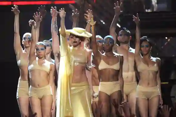In 2011, Gaga sent a powerful message through her song "Born This Way," which she sang during the Grammy Awards. In her show, both she and the dancers accompanying her wore only underwear and makeup to support what the song says. Beginning with a capsule entrance, the singer spent most of the time dancing very complicated steps in heels in perfect synchronization with the other dancers.
