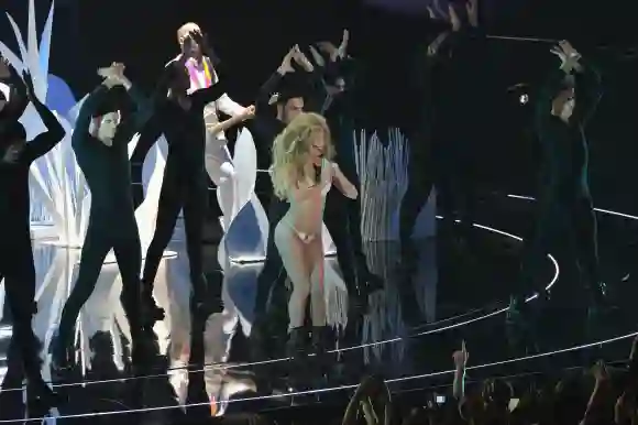 De todos los escenarios alocados, los premios de MTV es uno de los top en la lista, y sin duda Gaga está entre las cantantes más extravagantes, ¿qué pasa entonces cuando Gaga presenta en MTV? En el 2013 Gaga empezó su espectáculo con una máscara y atuendo muy extraños, del cual conforme avanzaba en su canción, iba retirando o agregando prendas, cambiando su maquillaje y su peluca, haciendo un cambio rápido en menos de cinco a diez segundos. Finalizó el espectáculo saliendo en un bikini y unos pasos de baile espectaculares.