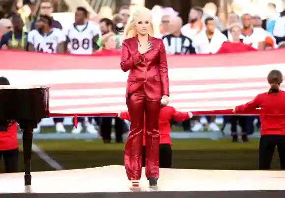 In another a cappella demonstration, Gaga showed the power of her voice at SuperBowl 50 by simply singing the U.S. national anthem, which thrilled the audience. Just hearing the notes she manages to hit independently and with such confidence gives you goosebumps!