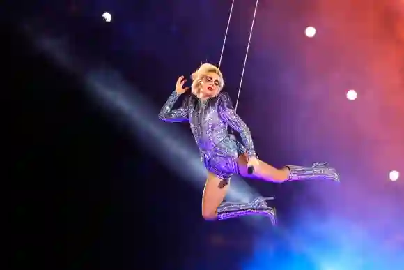 During SuperBowl 51, instead of singing the national anthem at the start of the game, she was invited to host the famous halftime show, which was certainly not wasted. She began her show by jumping from the highest part of the stadium on wires, from where she descended to the stage and danced while singing live with so much energy that she ran out of breath during a break on the piano. He didn't stop there, however, as he changed attire once again to continue the choreography and finished by catching a pass for a touchdown.