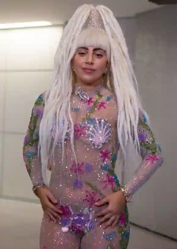 El traje no favorece la figura de Lady Gaga