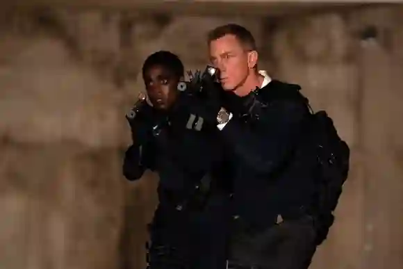 Lashana Lynch y Daniel Craig en una escena de la película 'No Time to Die'