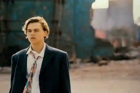 Leonardo Dicaprio Film: Romeo + Juliet; Romeo And Juliet (USA 1996) Director: Baz Luhrmann 01 November 1996 PUBLICATIONx