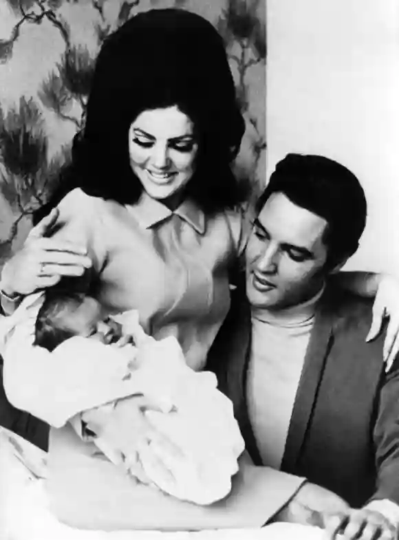 Lisa Marie, Elvis y Priscilla Presley en 1968