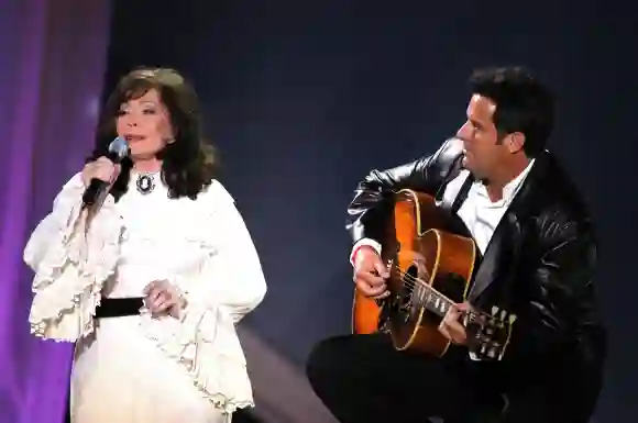 Loretta Lynn et Vince Gill interprètent Miss Being Mrs , 39e cérémonie annuelle des Academy of Country Music Awards, Las Vegas, 26 mai 200.
