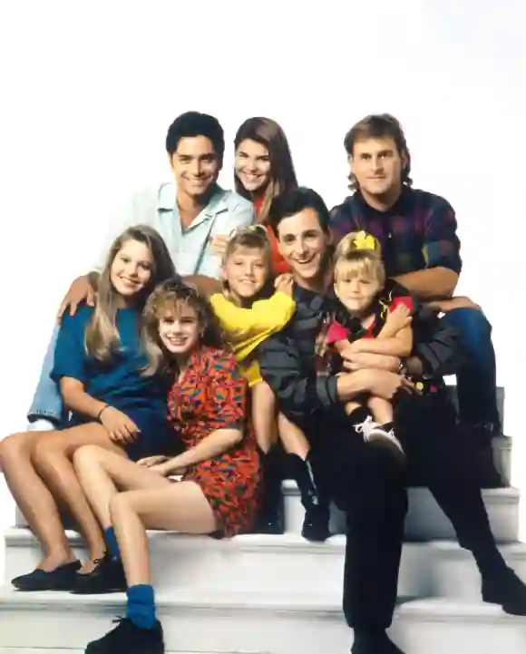 FULL HOUSE, (top, from left): John Stamos, Lori Loughlin, Dave Coulier, (bottom): Candace Cameron, Andrea Barber, Jodie