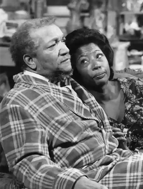 SANFORD AND SON, de gauche à droite : Redd Foxx, Lynn Hamilton dans Jealousy (Saison 2, Épisode 4, diffusé le 6 octobre 1972), 1972-77.