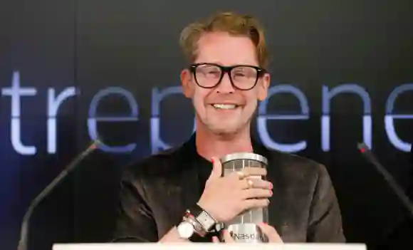 Macaulay Culkin et Stewart Miller, cofondateurs de Lifestyle Media Sonneurs de la cloche de clôture du Nasdaq depuis le Centre entrepreneurial du Nasdaq à San Francisco, rejoints par les diplômés de la Lehigh Startup Academy