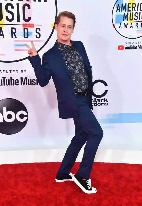 Macaulay Culkin attend the American Music Awards red carpet in 2018.