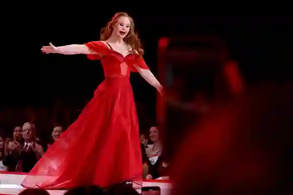 Madeline Stuart camina por la pasarela en la colección Go Red for Women Red Dress 2020 de la American Heart Association.