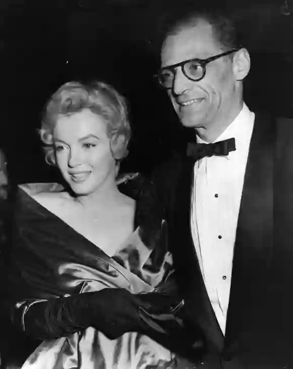 Marilyn Monroe (1926 - 1962) con Arthur Miller asistiendo a la primera noche de una de sus obras, 'A View From The Bridge'.