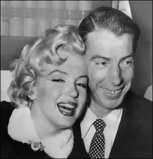 01 avril 1954 montrant l'actrice américaine Marilyn Monroe avec son mari, la légende du baseball Joe DiMaggio, lors de leur cérémonie de mariage à l'hôtel de ville de San Francisco.