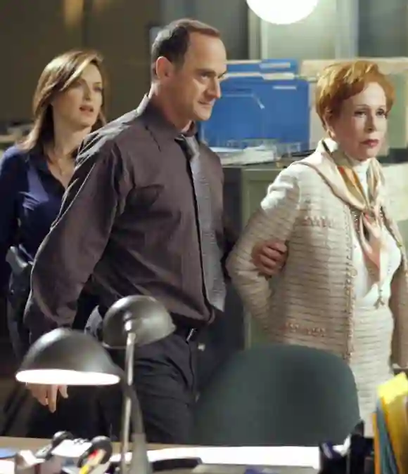 Mariska Hargitay, Christopher Meloni y Carol Burnett en La ley y el orden: UVE temporada 10.