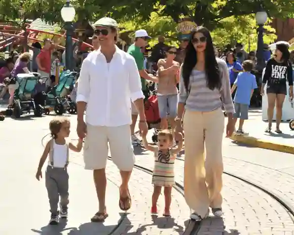 Matthew McConaughey et sa femme Camila Alves se promènent dans Mickey's Toontown avec leurs enfants, leur fils Levi, 2 ans, et leur fille Vida, 1 an, au parc Disneyland le 15 juin 2011.