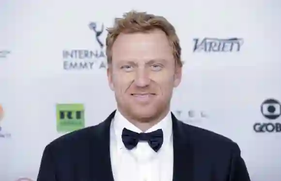 Kevin McKidd arrives on the red carpet at the 45th International Emmy Awards at the New York Hilton